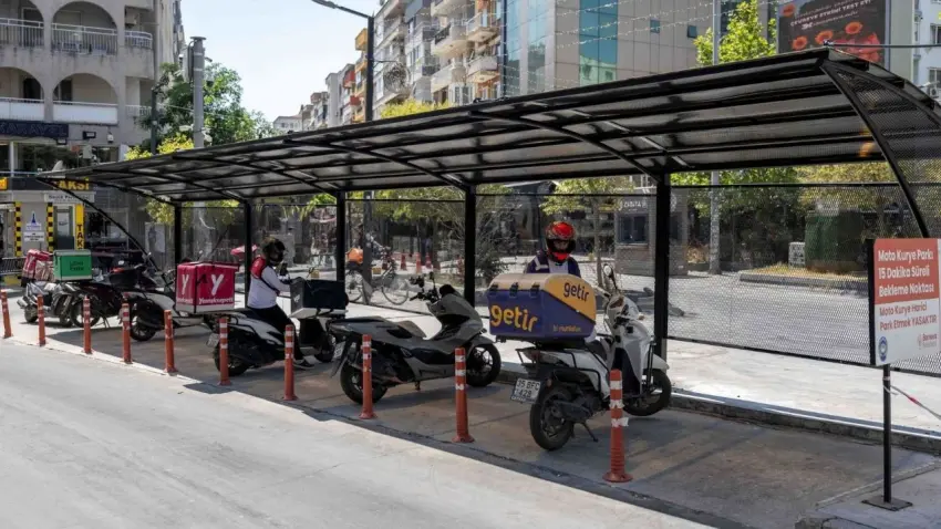 Bornova'da kuryelere ve vatandaşlara gölgelikli konfor haberinin görseli