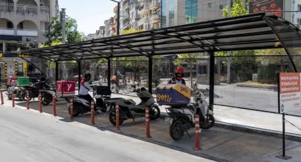 Bornova'da kuryelere ve vatandaşlara gölgelikli konfor