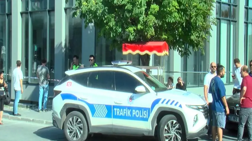 Otomobil apartman boşluğuna düştü: 2 yaralı haberinin görseli