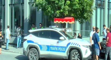 Otomobil apartman boşluğuna düştü: 2 yaralı