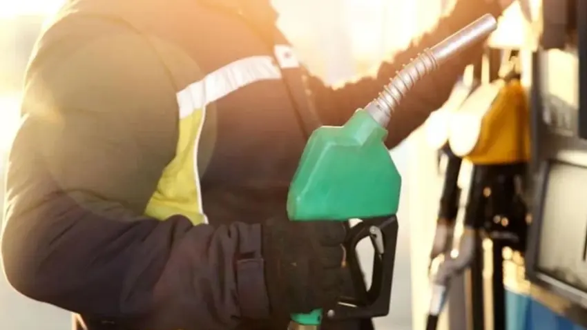 Araç sahiplerine müjde: Benzin ve motorine indirim yolda! haberinin görseli