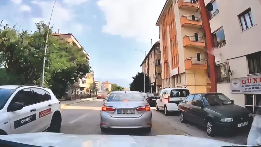 Bolu'da aracından yola çöp atan sürücüye ceza kesildi haberinin görseli