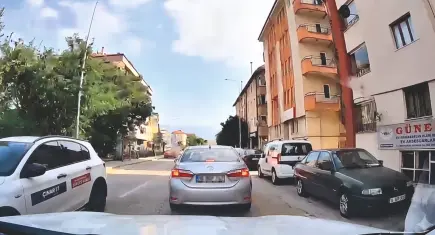 Bolu'da aracından yola çöp atan sürücüye ceza kesildi