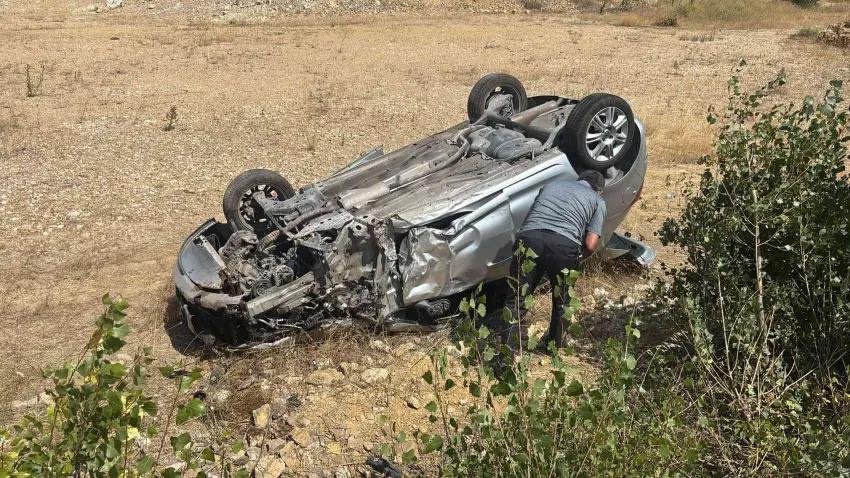 Karşı yöne geçen otomobil hafriyat kamyonu ile çarpıştı: 4 yaralı haberinin görseli