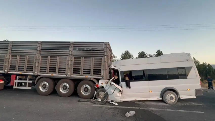 Malatya'da tarım işçilerini taşıyan minibüs TIR'a çarptı: 18 yaralı haberinin görseli