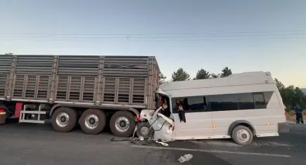 Malatya'da tarım işçilerini taşıyan minibüs TIR'a çarptı: 18 yaralı