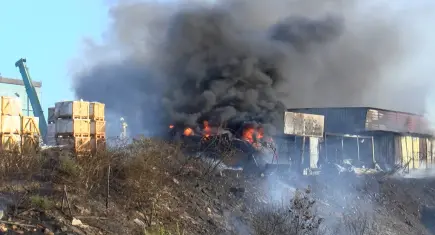 Tuzla'da otluk alanda çıkan yangın yat tamirhanesine sıçradı: 2 yat alevlere teslim oldu