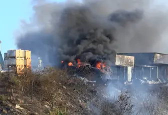 Tuzla'da otluk alanda çıkan yangın yat tamirhanesine sıçradı: 2 yat alevlere teslim oldu