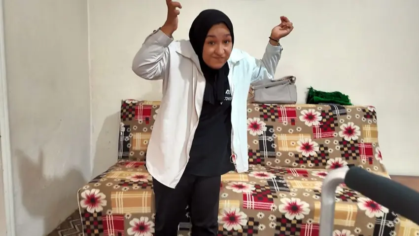 21 yıllık hayatında ilk kez ayağa kalkan Esma yürümek istiyor haberinin görseli