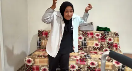 21 yıllık hayatında ilk kez ayağa kalkan Esma yürümek istiyor
