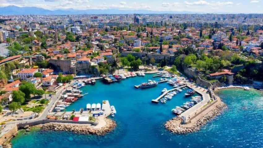 Antalya'da 7 ayda 8,3 milyon turist: Her 4 ziyaretçiden biri Rus haberinin görseli