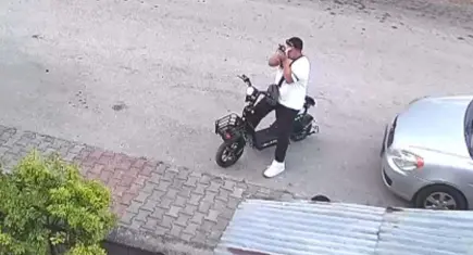 Bolu’da korkunç olay: Sevip öptüğü kediyi boğup kaldırıma attı