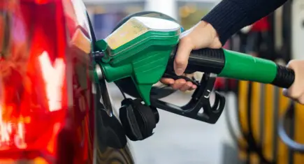 Bu haber milyonlarca sürücüyü ilgilendiriyor! Motorine 6 TL'yi aşan indirim kapıda