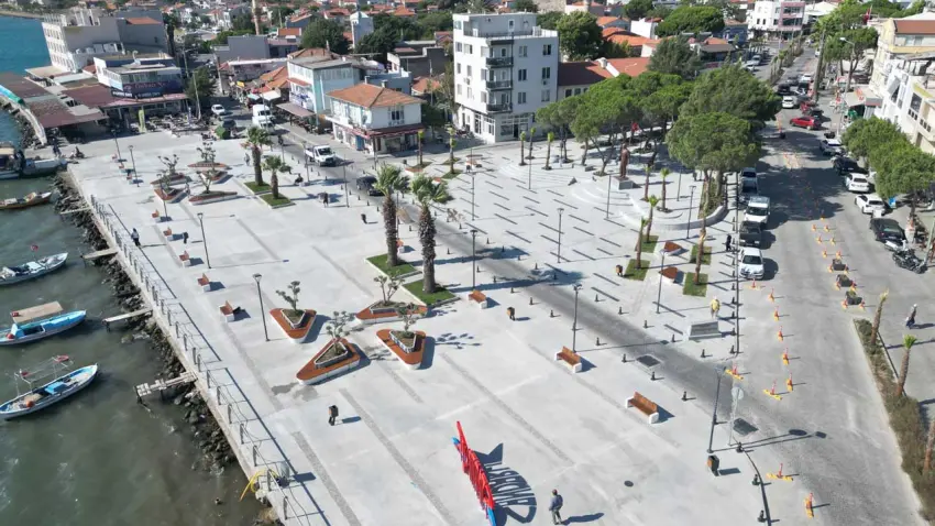 Çandarlı Cumhuriyet Meydanı hizmete açılıyor haberinin görseli