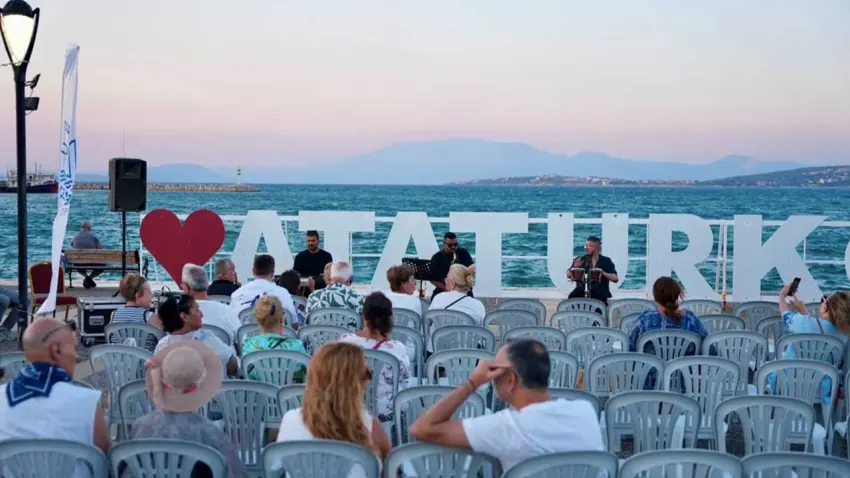 Çeşme'de müzik ve gün batımı aynı sahilde buluşacak haberinin görseli