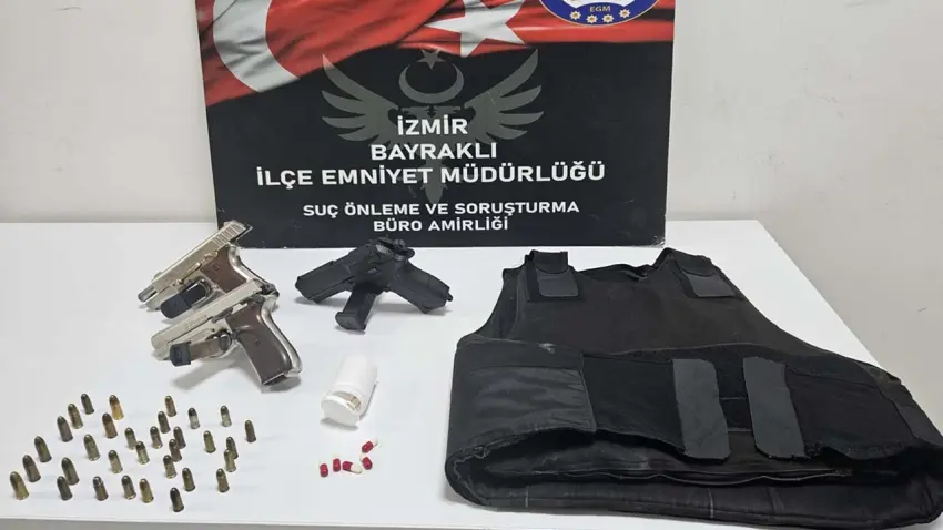 İzmir'de polisten silah ve uyuşturucu operasyonu: Çelik yelekli şüpheli yakalandı! haberinin görseli