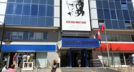 Menderes Belediyesi'ne rüşvet operasyonu: Başkan İlkay Çiçek gözaltında