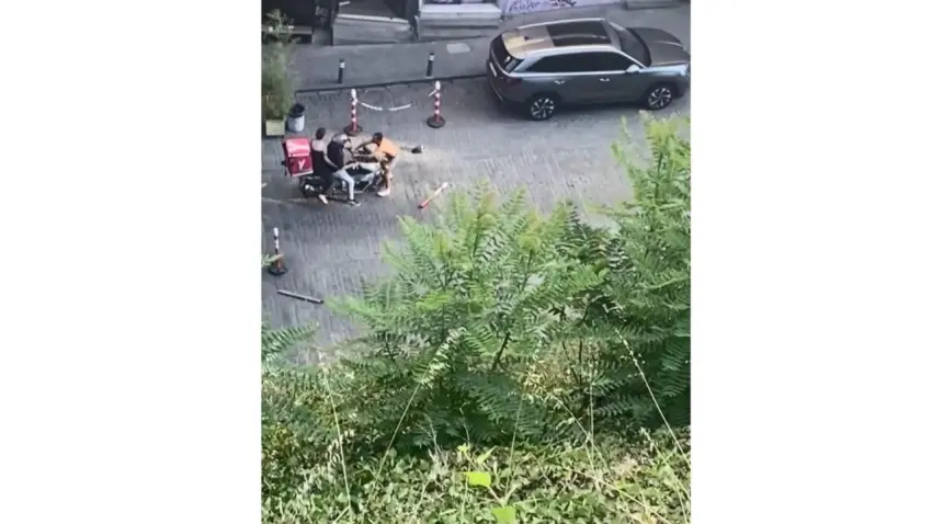 Yarı çıplak halde sokağa çıktı, motosikletin önüne atladı haberinin görseli