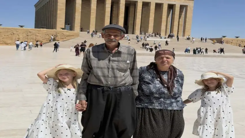 34 yıllık özlem: Evlerini satıp anne-baba olan çiftin ikizleri Anıtkabir hayaline kavuştu haberinin görseli