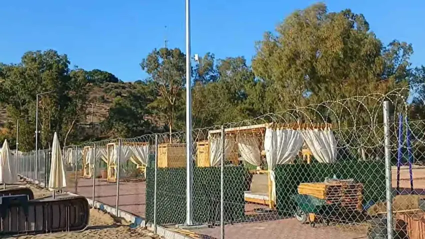Foça’da kıyıya çekilen jiletli tellere vatandaştan tepki haberinin görseli