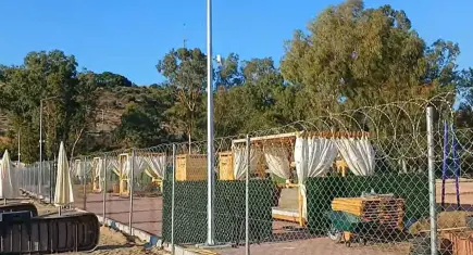 Foça’da kıyıya çekilen jiletli tellere vatandaştan tepki