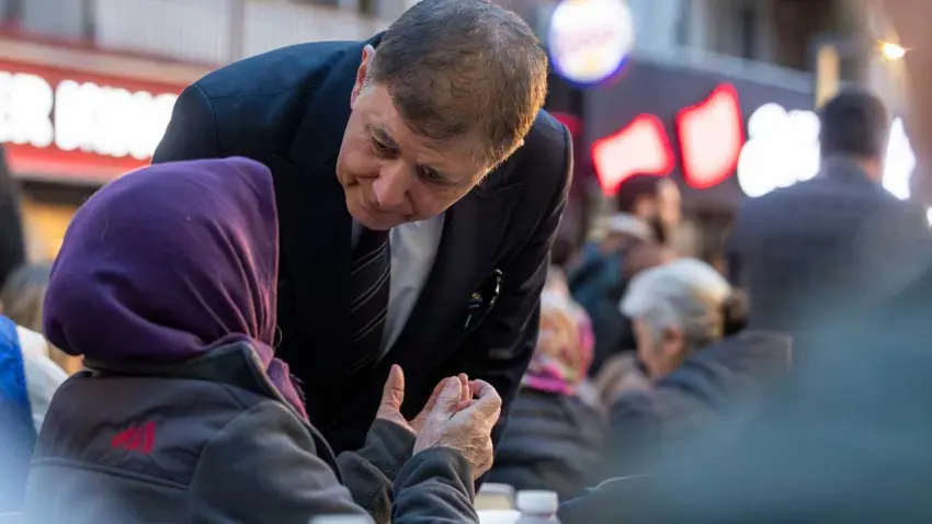 İzmir Büyükşehir’den emeklilere destek artışı: Kira ve alışveriş yardımları 4 bin TL’ye yükseltildi haberinin görseli
