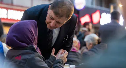 İzmir Büyükşehir’den emeklilere destek artışı: Kira ve alışveriş yardımları 4 bin TL’ye yükseltildi