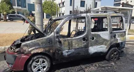 İzmir'de seyir halindeki araç alevlere teslim oldu