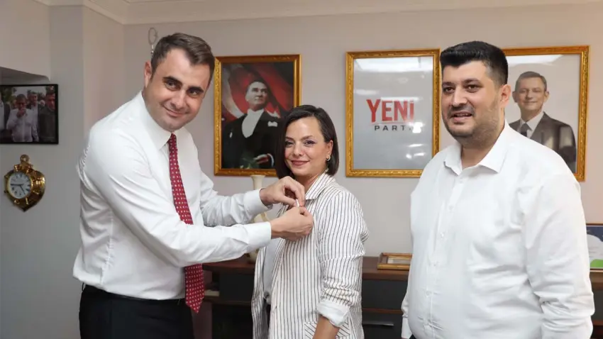 Karabağlar Belediye Başkanı Helil Kınay, Yeni Parti'ye katıldı haberinin görseli
