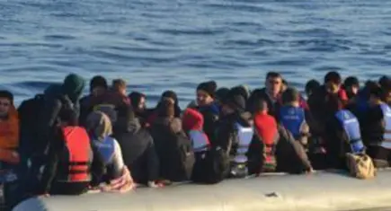 Karaburun açıklarında arızalanan balıkçı teknesindeki 4 kişi kurtarıldı