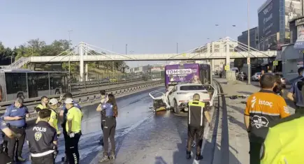 Otomobil otobüse çarptı: 3 ölü