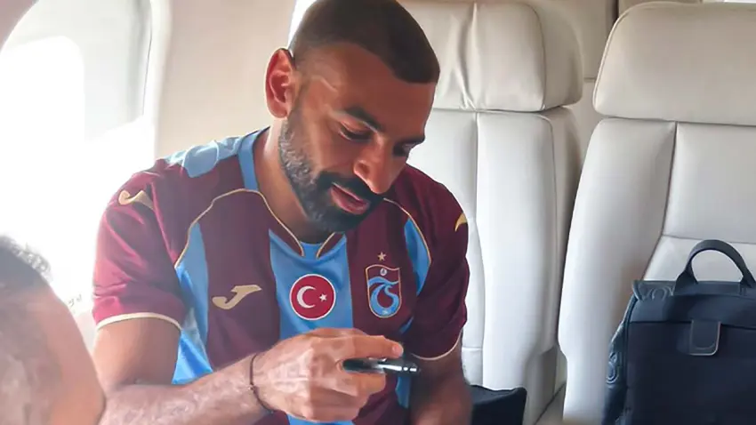 Trabzonspor'da yılın transferi:Salah bordo-mavili formayı giydi! haberinin görseli