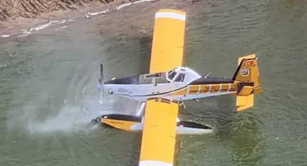 Yangın söndürme uçağı Beydağ Barajı'na iniş yaptı, pilot kurtarıldı