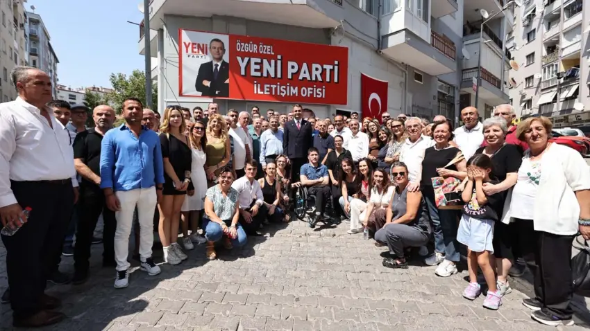 YENİ Parti İzmir'de üye katılım töreni: ‘YENİ Parti'yi, ülkesini ve vatanını seven insanlar kurdu’ haberinin görseli