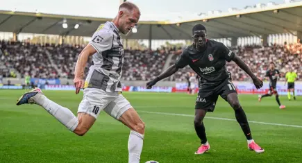 Beşiktaş, Hradec Kralove deplasmanında 10 kişiyle kazandı