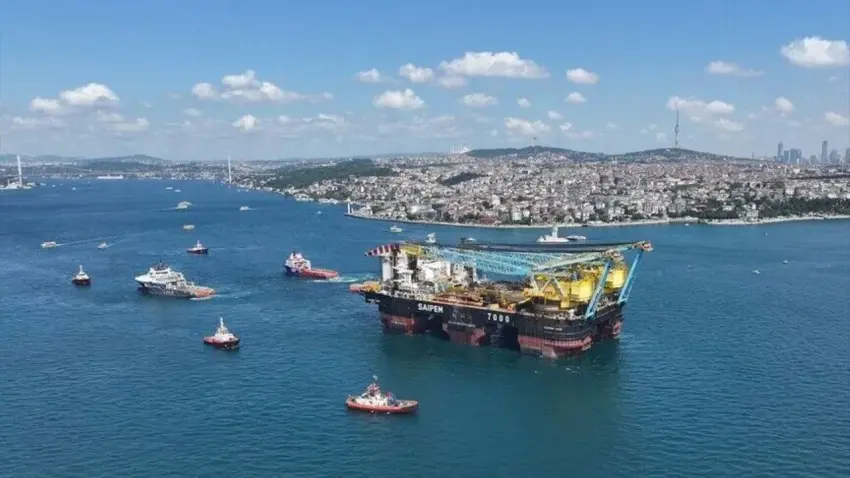 Dünyanın üçüncü büyük yarı batık vinç gemisi İstanbul Boğazı’nda haberinin görseli