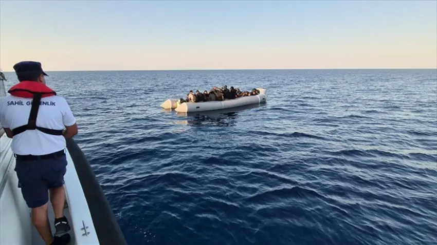 İzmir açıklarında 73 düzensiz göçmen yakalandı