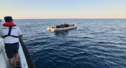 İzmir açıklarında 73 düzensiz göçmen yakalandı