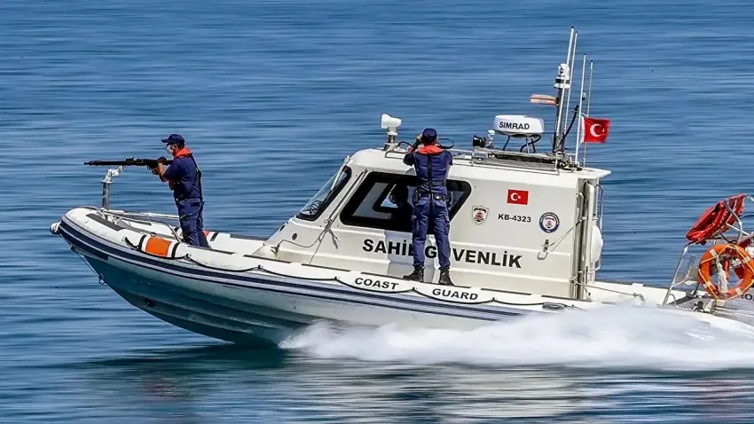 İzmir haber: Çeşme açıklarında 16 düzensiz göçmen kurtarıldı haberinin görseli