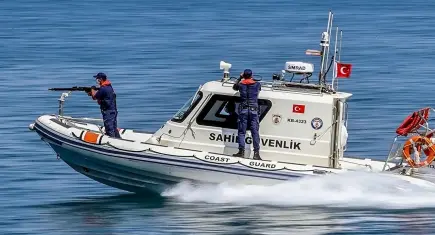 İzmir haber: Çeşme açıklarında 16 düzensiz göçmen kurtarıldı
