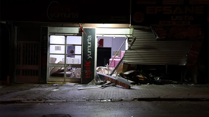 İzmir haber: Otomobil dönerciye daldı! Binlerce yumurta kırıldı haberinin görseli