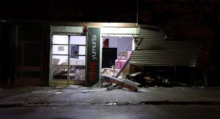 İzmir haber: Otomobil dönerciye daldı! Binlerce yumurta kırıldı