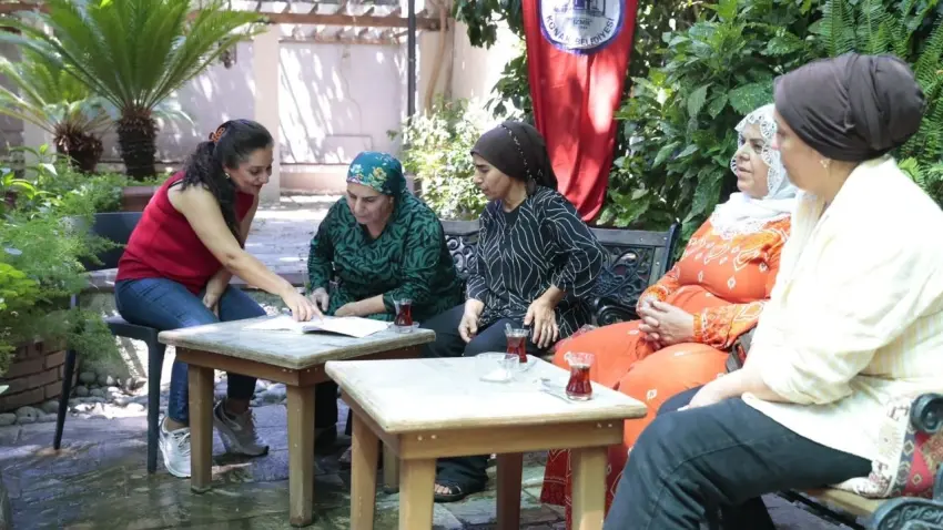 Konak'ta okuma yazma kursu kadınların hayatını değiştiriyor haberinin görseli