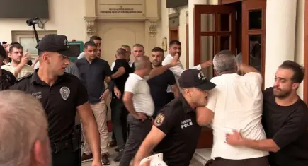 Adana’da ihale kararına tepki gösteren servisçilere polis müdahalesi