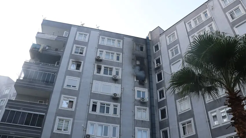 Antalya’da korkutan yangın! Alevler iki daireyi sardı, mahsur kalan aileyi itfaiye kurtardı haberinin görseli