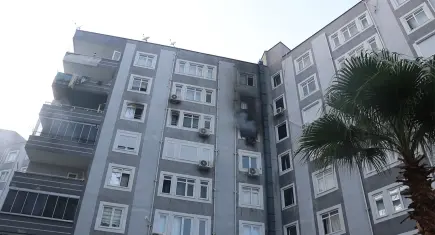 Antalya’da korkutan yangın! Alevler iki daireyi sardı, mahsur kalan aileyi itfaiye kurtardı