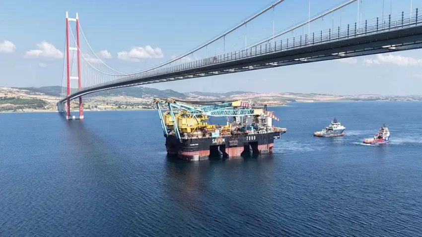 Dünyanın en büyük 3. vinç gemisi Çanakkale Boğazı'nda! haberinin görseli