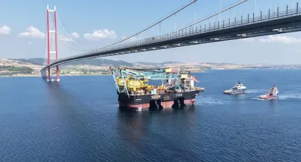 Dünyanın en büyük 3. vinç gemisi Çanakkale Boğazı'nda!