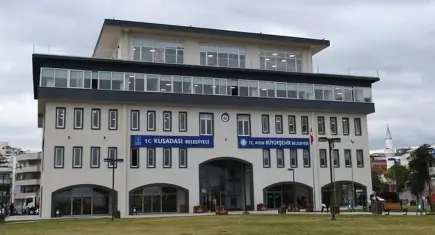 Kuşadası Belediyesi'ne operasyon: 15 gözaltı