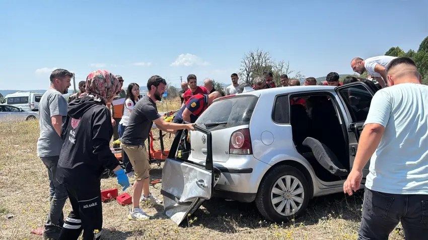 Kütahya'da iki otomobil çarpıştı: 1 ölü, 5 yaralı haberinin görseli